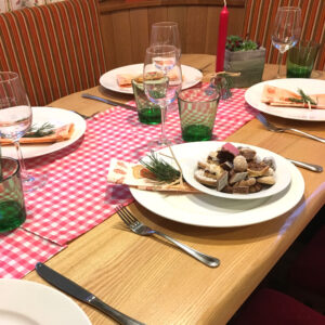 Verbreite Weihnachtszauber bei deiner Feier! Tauche ein in die festliche Atmosphäre und genieße unsere speziell für die Feiertage zubereiteten Köstlichkeiten.