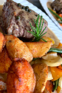 Auf dem Rost brutzeln saftige Steaks, würzige Würstchen und köstliches Gemüse. Der verlockende Duft von gegrilltem Fleisch liegt in der Luft und macht uns schon jetzt den Mund wässrig. Lass uns gemeinsam diese köstlichen Leckereien genießen und den Sommerabend beim Grillen in vollen Zügen auskosten.