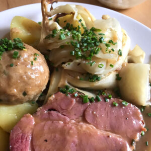 Ein traditionelles Gericht der österreichischen Küche, das mit Liebe zubereitet wurde und jeden Gaumen verwöhnt. Begleitet von deftigen Beilagen wie Knödeln, Sauerkraut und einer köstlichen Bratensauce wird dieser Schweinsbraten zu einem wahren Festmahl.