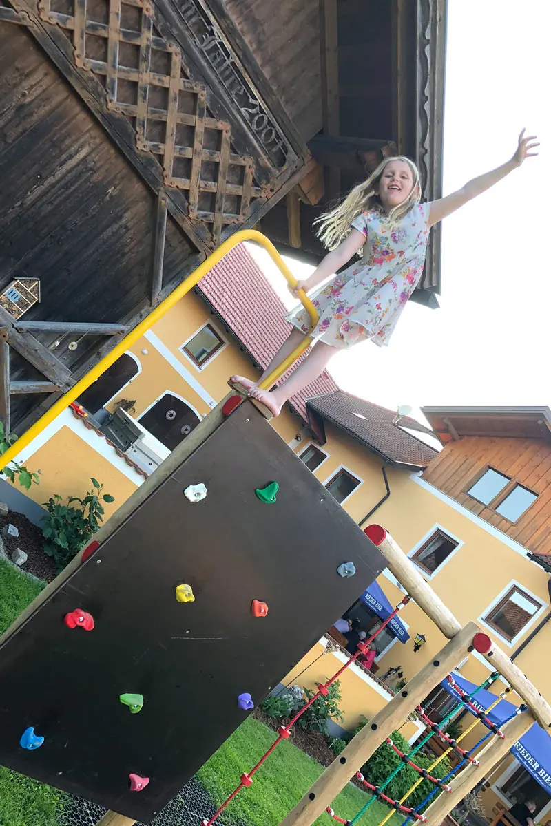 Ein Ort voller Freude und Lachen, an dem Kindheitserinnerungen geschaffen werden. Komm vorbei und erlebe mit deinen Kleinen unbeschwerte Stunden auf unserem Spielplatz!