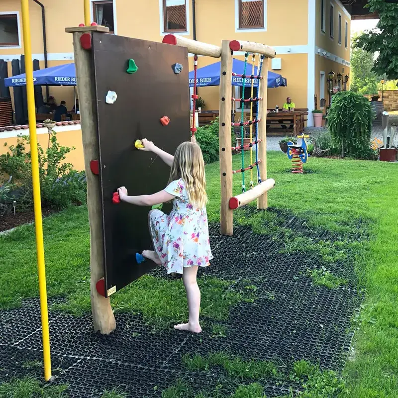 Mit fröhlichen Farben und abwechslungsreichen Spielgeräten bietet unser Spielplatz jede Menge Spaß und Abenteuer für die kleinen Entdecker.